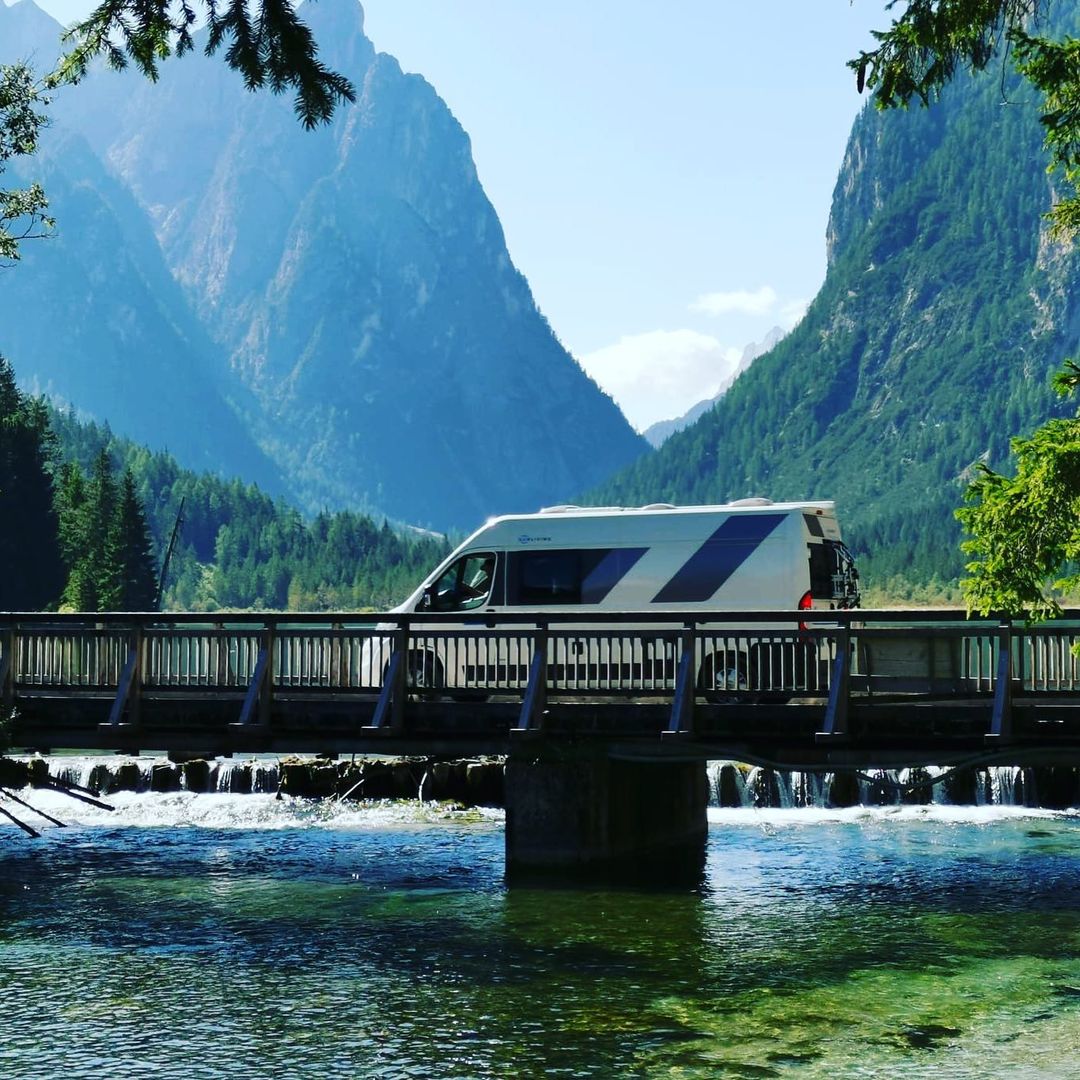 Camper von Roadbuddies on Tour in den Bergen